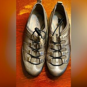 ECCO Vibration 2 Speedlace Slip On Toggle
Drawstring Soft Bronze Metallic Shoe